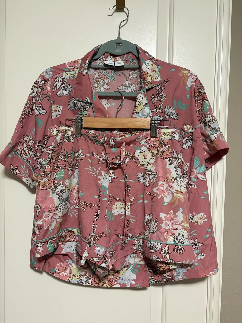 🧁🧁Cupcakes and Cashmere Women’s Floral Two Piece Pajama Set 💐🌸